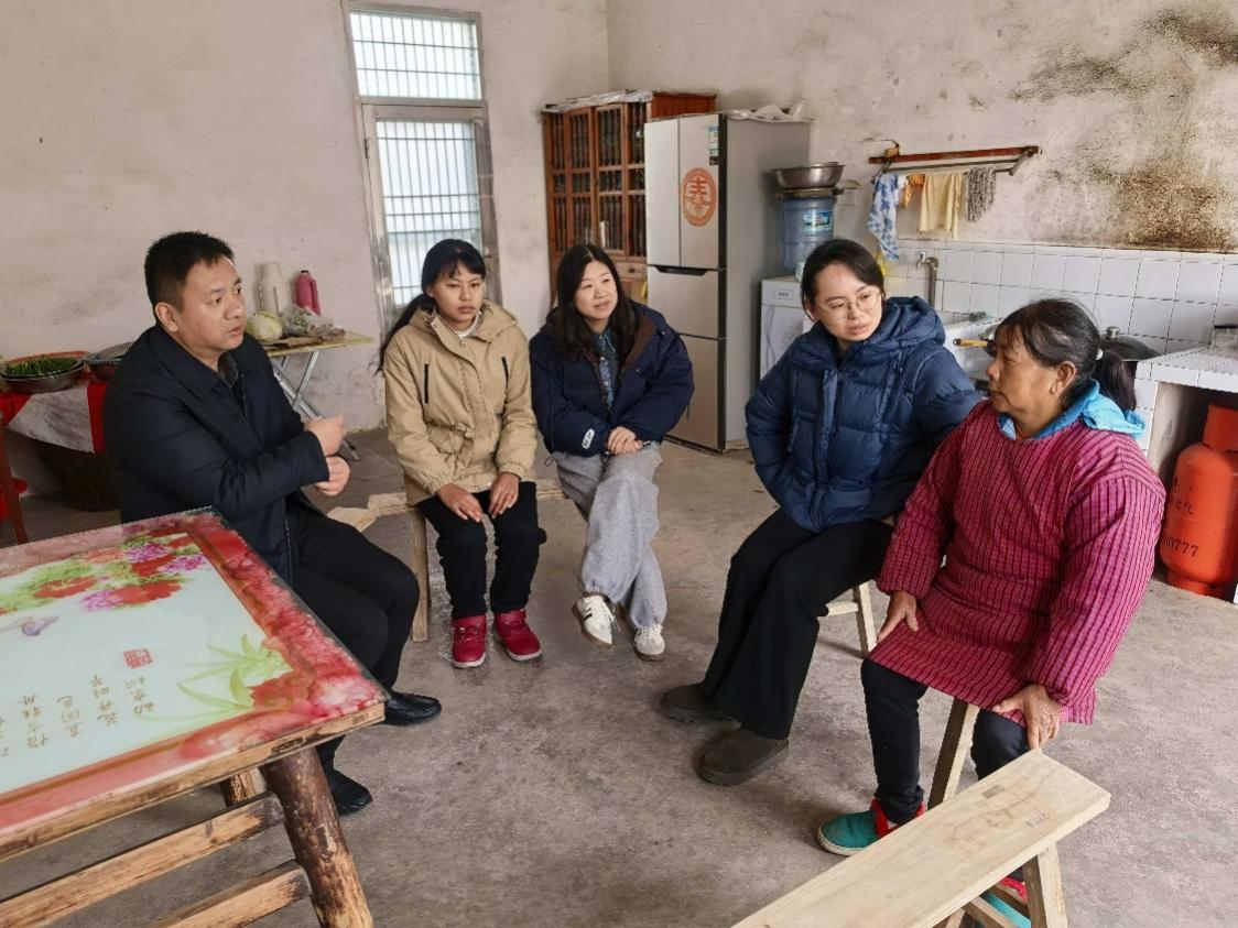 冬日访学子，暖意润心田——我院开展寒假经济困难学生家访慰问活动