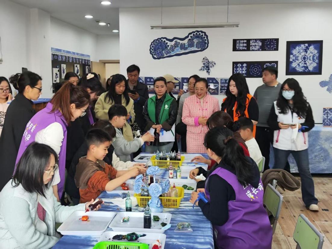 星途有爱 艺愈童心——我院开展孤独症儿童扎染特色体验活动