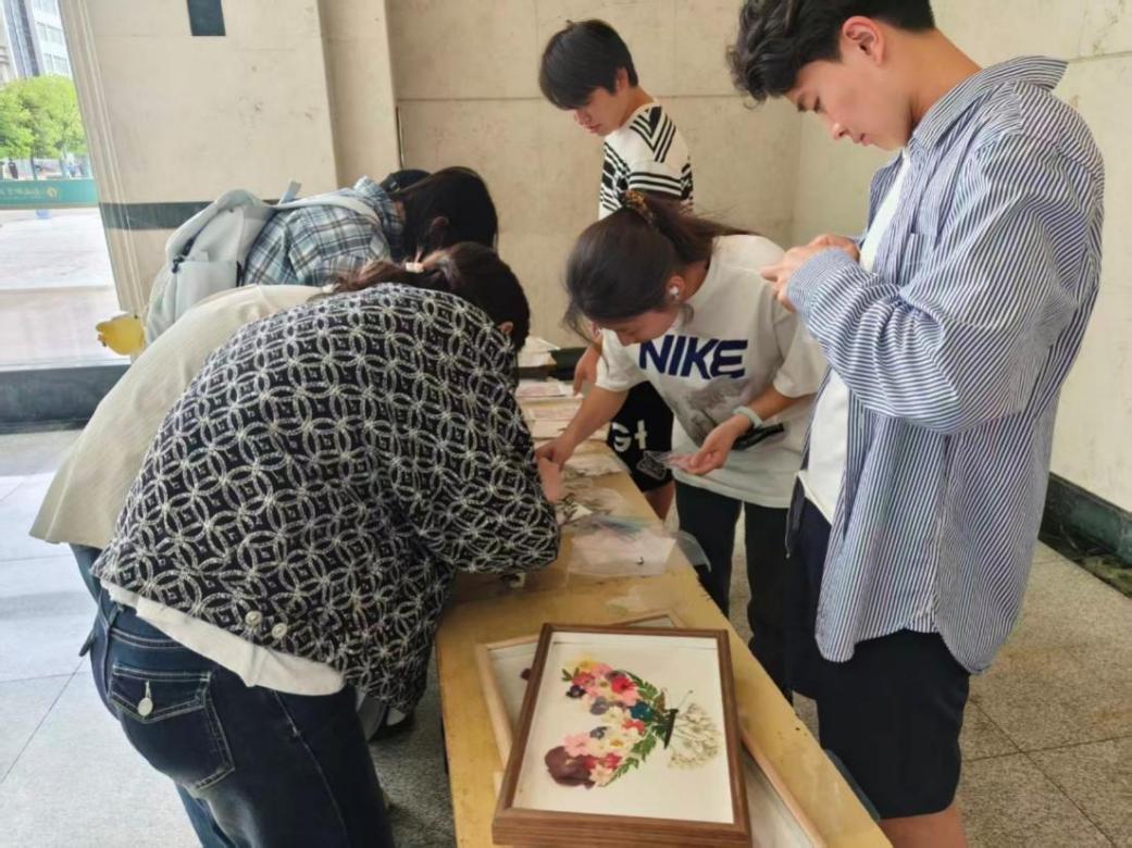 我院开展“交朵花朋友”押花书签DIY劳动实践活动