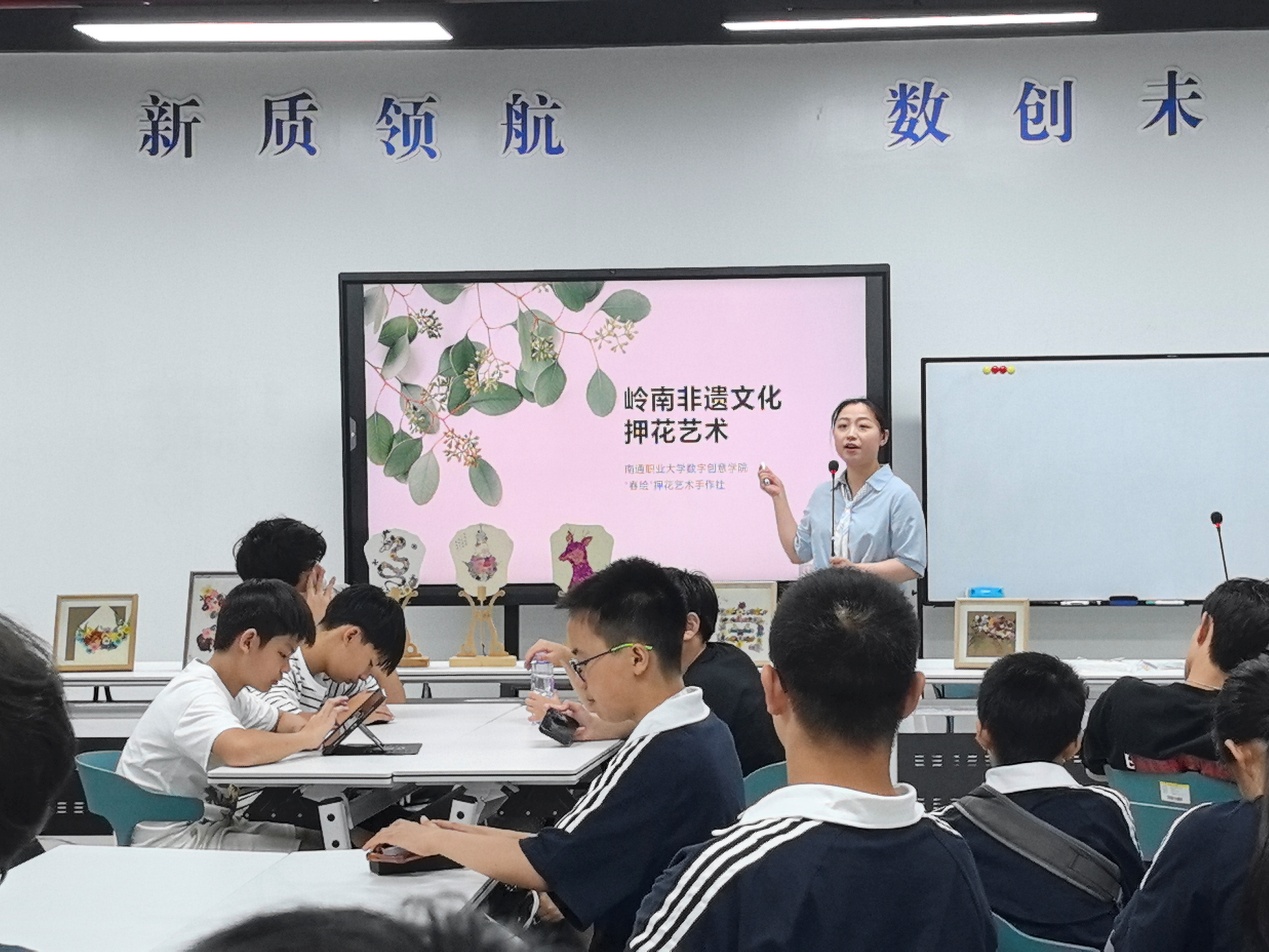 博爱青春 |“艺路先锋”志愿服务团队打造青年华裔沉浸式“押花”非遗课堂