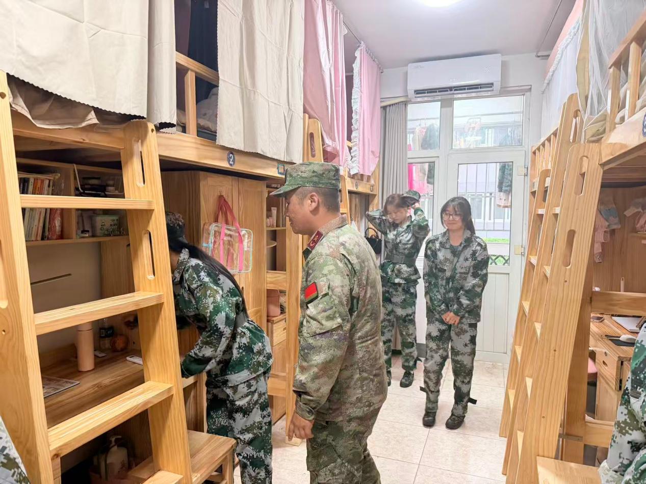 雨天不移训练质效 我院组织2026级新生开展宿舍内务整理专项指导