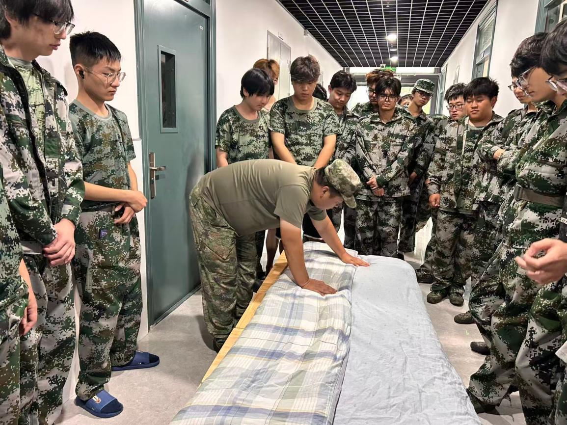 被角要成线，被子要成“块”——数字创意学院把劳动课上到宿舍里